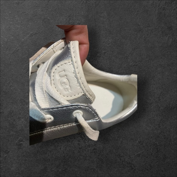 Size 6 UGG shoe never worn - Picture 7 of 8